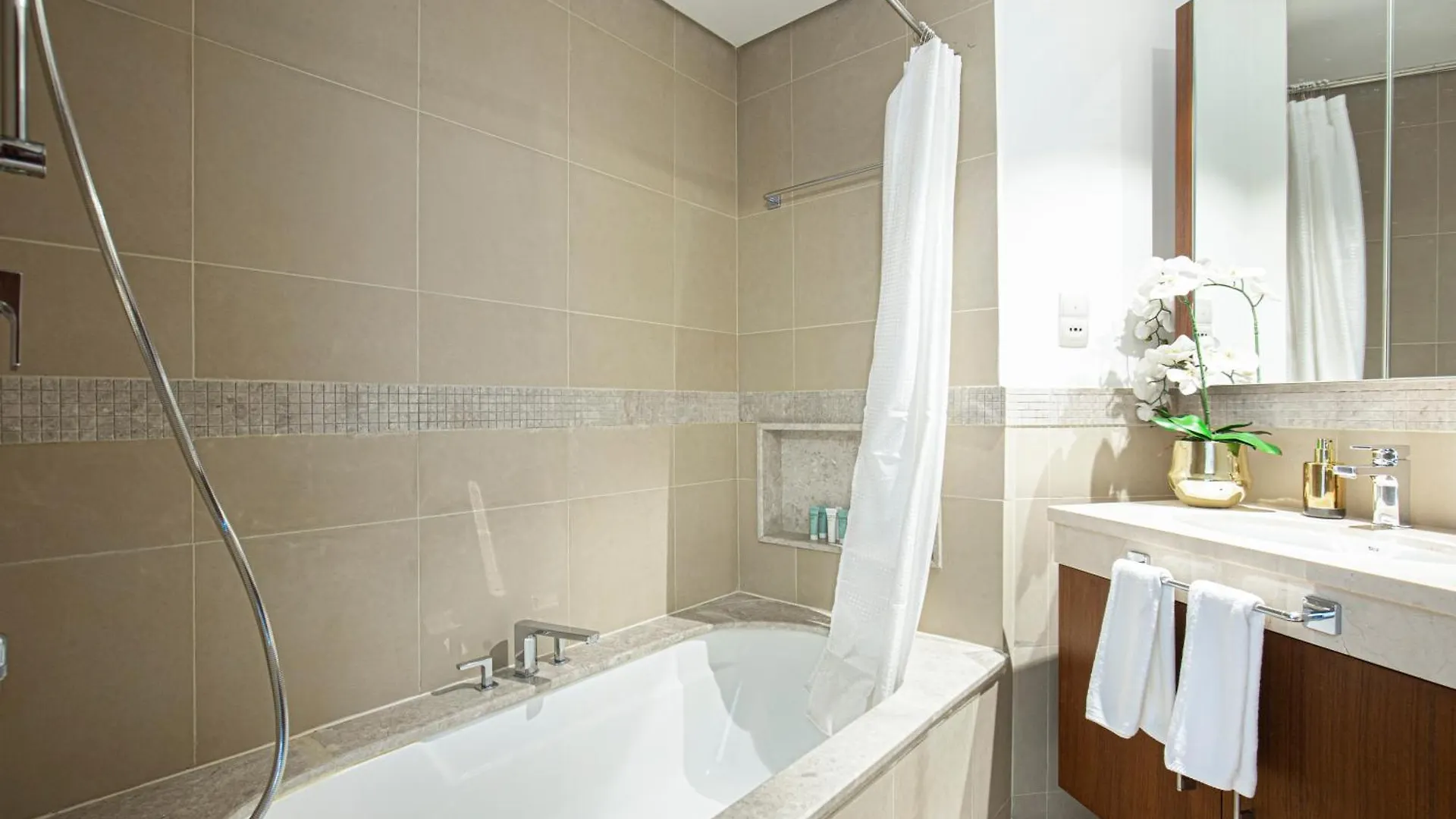 Magnificent Luxurious 2 Bedroom With City Skyline & Sea View Dubai